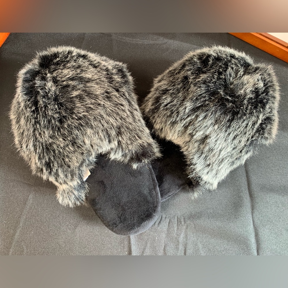 Women’s Furry Black/Grey Slippers Like New. size 7-8